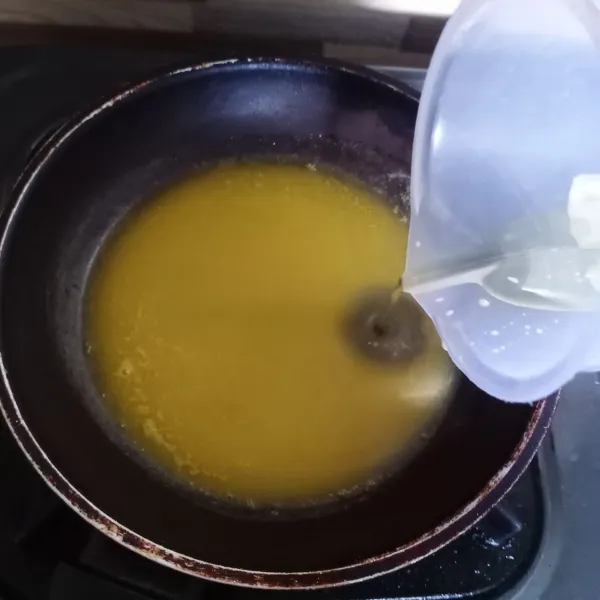 Lelehkan margarin kemudian campur dengan minyak goreng.