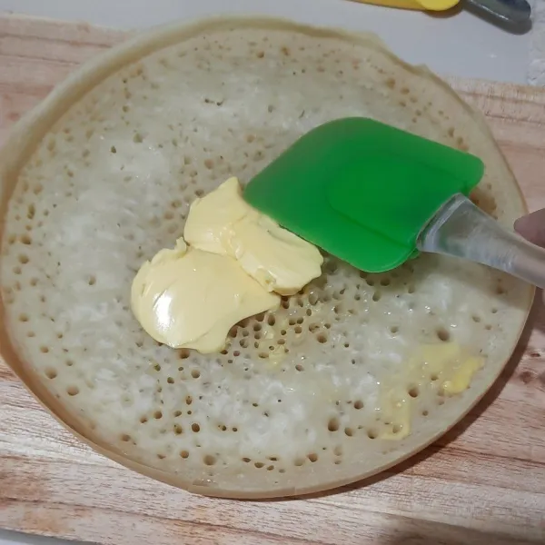 Setelah matang, olesi dengan margarin.