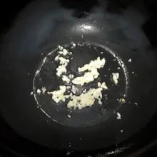 Tumis bawang putih sampai harum.