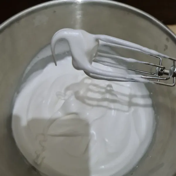 Pisahkan putih telur lalu kocok dan masukkan gula pasir hingga soft peak. Sisihkan.