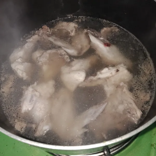 Bersihkan ayam kemudian rebus hingga matang.