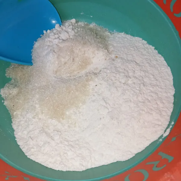 Campur tepung terigu, gula pasir, dan garam.