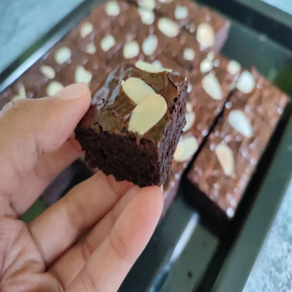 Keluarkan dari oven, sisihkan. Jika sudah dingin keluarkan dari loyang. Potong menjadi beberapa bagian sesuai keinginan.