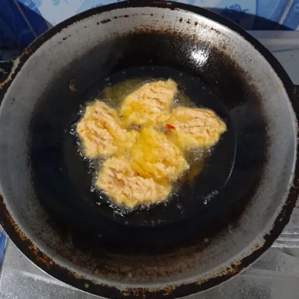 Goreng ampal pada minyak panas hingga kecoklatan, angkat dan tiriskan. Sajikan.