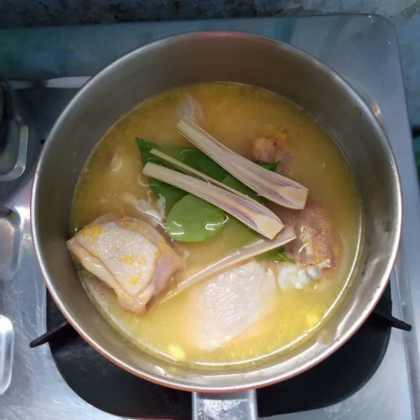 Rebus ayam bersama bumbu halus, serai, daun salam, dan daun jeruk sampai ayam empuk dan air menyusut.