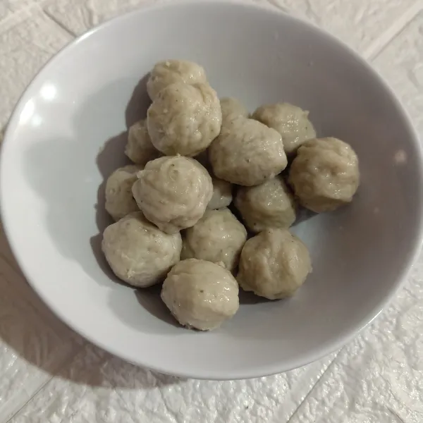 Pertama siapkan bakso.