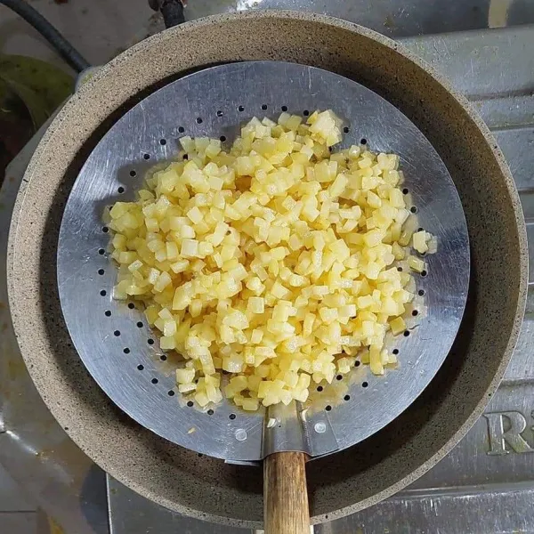 Angkat dan tiriskan.