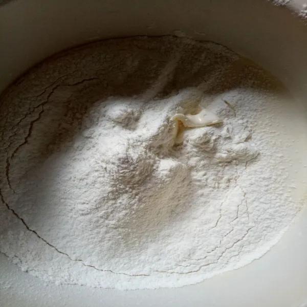 Tambahkan tepung terigu dan tepung maizena yang sudah di ayak. Mixer sebentar saja asal tercampur rata.