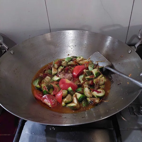 Selanjutnya masukan terong , tomat iris, tambahkan air dan tambahkan  kaldu bubuk, masak sampai semua bahan matang, koreksi rasa dan siap disajikan.