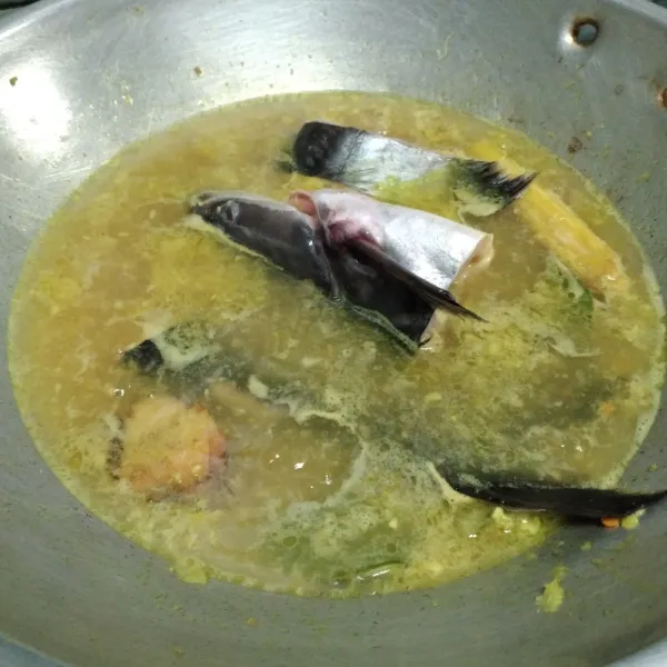 Masukkan ikan patin, masak hingga bumbu meresap dan kuah tinggal sedikit.