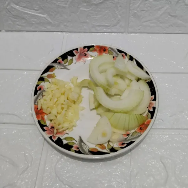 Siapkan bawang putih yang sudah di cincang dan bawang bombay yang sudah di iris memanjang.