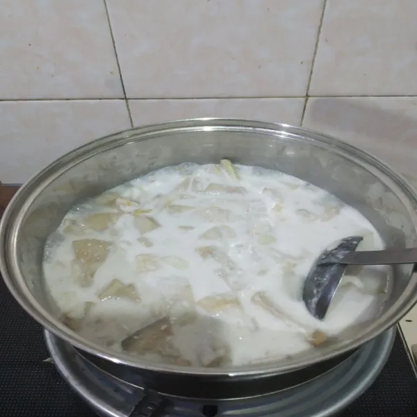 Campurkan dipanci, nangka, santan, rebusan waluh yang sudah empuk.