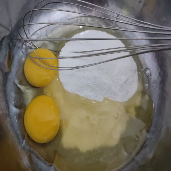 Kocok telur dan gula pasir hingga merata.