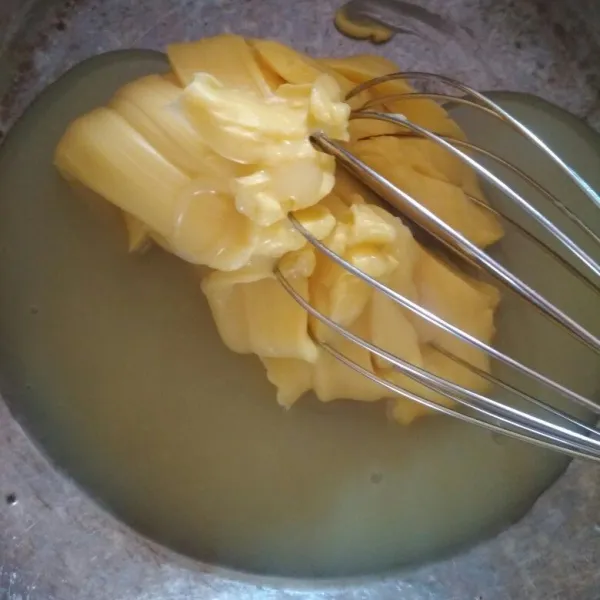 Sediakan wadah, tuangkan butter, kental manis, vanili susu, kemudian aduk hingga merata.