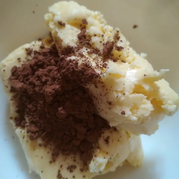 Bagi adonan menjadi dua, tambahkan coklat bubuk aduk hingga tercampur rata.