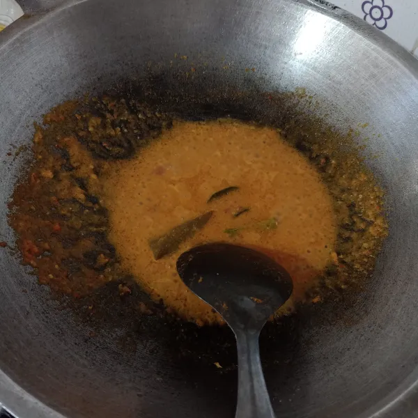 Tumis bumbu halus dan rempah sampai matang dan harum.