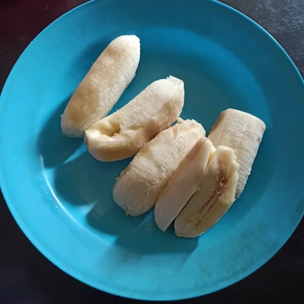 Pertama siapkan pisang.