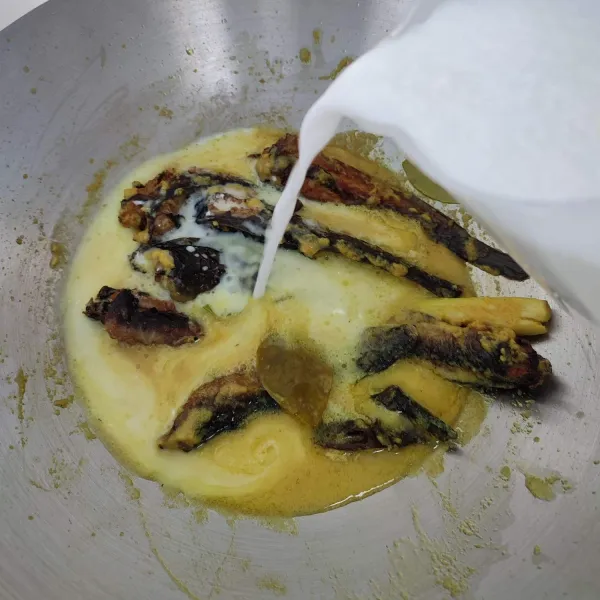 Masukkan lele goreng dan santan. Masak sampai mendidih.
