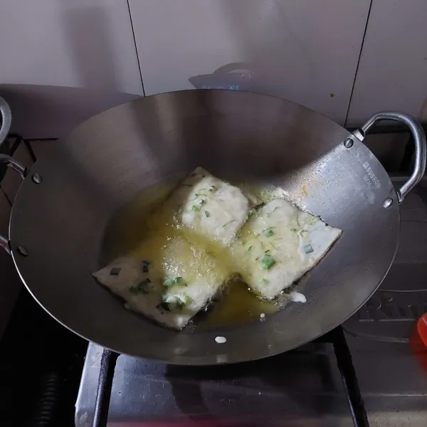 Siapkan wajan, lalu panaskan minyak goreng dan goreng tempe sampai kuning keemasan di kedua sisinya. Kemudian angkat dan tiriskan, lalu siap disajikan.