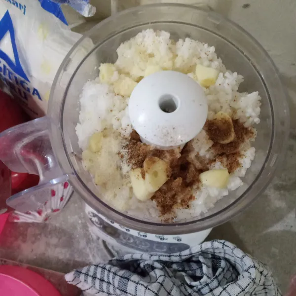 Masukkan nasi, bawang putih, garam, ketumbar, dan kaldu bubuk ke dalam choper.