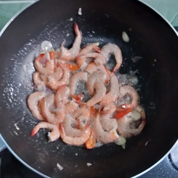 Masukkan udang, aduk rata. Tunggu sampai berubah warna.