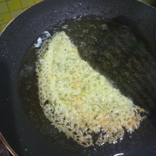 Goreng hingga kremesan mengeras, lipat kremesan 2-3 kali, goreng hingga semua sisinya matang, angkat dan tiriskan. Lakukan hingga adonan habis