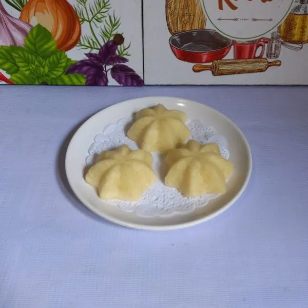 Cetak getuk singkong sesuai selera.