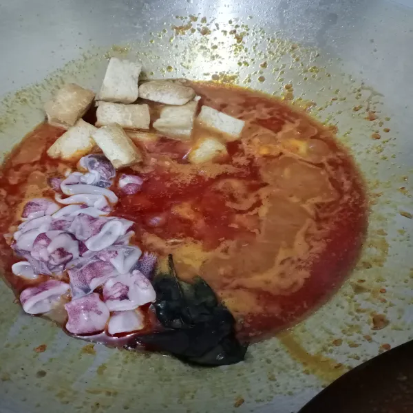 Masukkan cumi, tahu goreng dan daun jeruk. Masak sebentar agar cumi tidak alot.