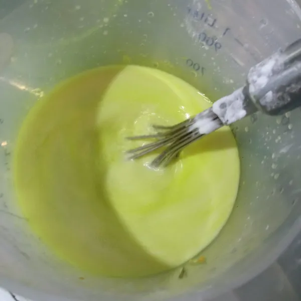 Campurkan air, air ungkepan, garam, merica, tepung beras, dan tepung tapioka. Aduk rata, koreksi rasa