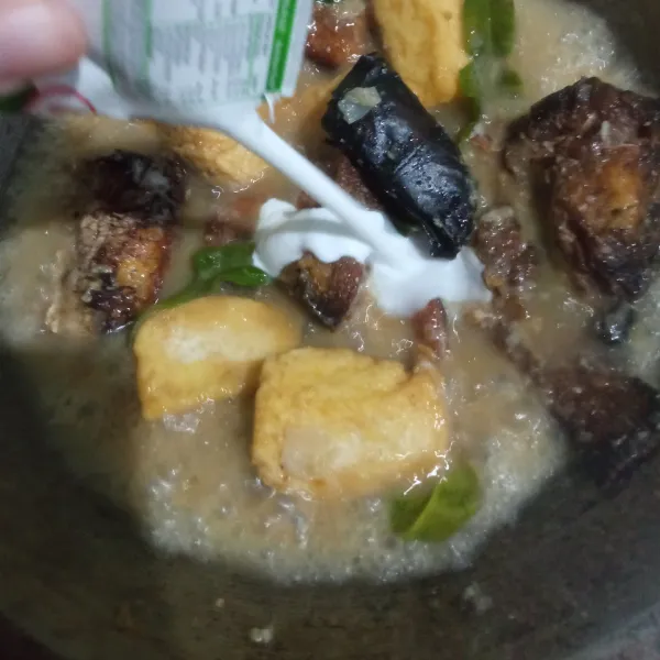 Terakhir masukkan santan, aduk rata, masak hingga mendidih. Koreksi rasa, jika sudah pas matikan api. Tuang opor ke dalam mangkuk saji. Opor siap disajikan