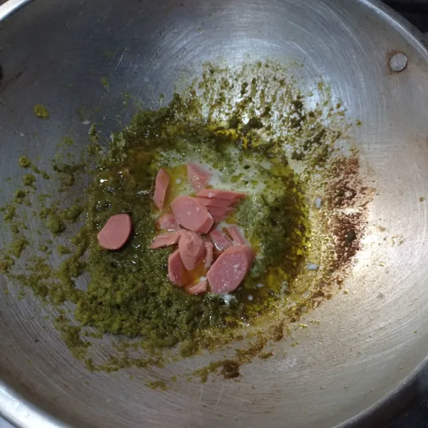 Masukan sosis dan santan kental, aduk rata. Tambahkan garam, lada bubuk, kaldu bubuk dan gula pasir.
