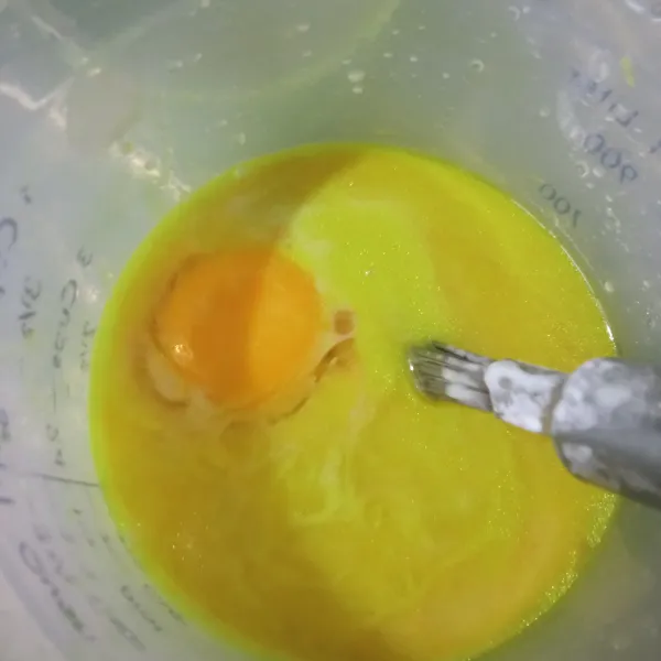 Tambahkan telur, kocok, lalu tambahkan baking powder, kocok hingga tercmpur rata