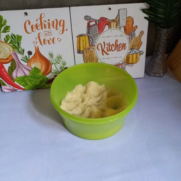 Tambahkan gula pasir, haluskan hingga merata.