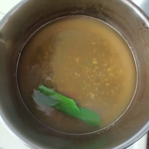 Tuang air dalam panci, rebus kacang hijau, daun pandan, dan kayu manis.
