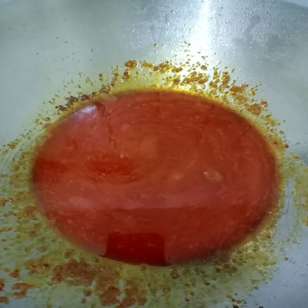 Tumis bumbu halus hingga harum, tambahkan bumbu geprek, tambahkan air.