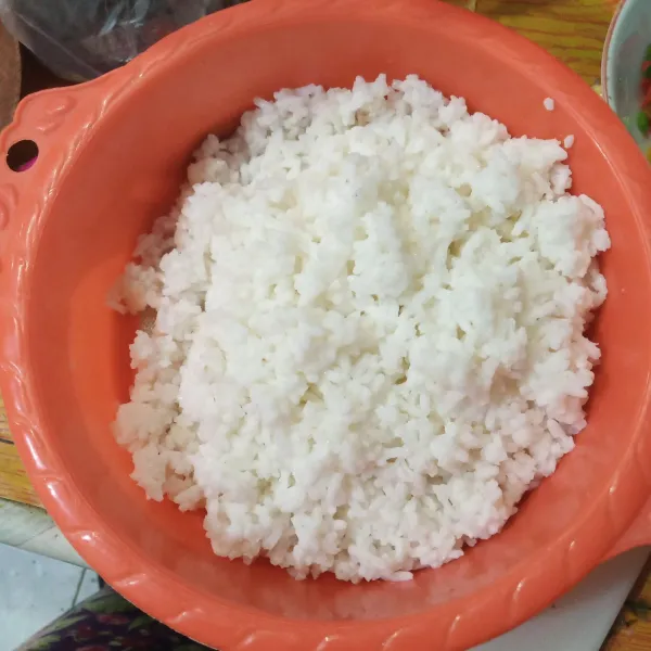Rendam nasi selama 2 jam, kemudian tiriskan.