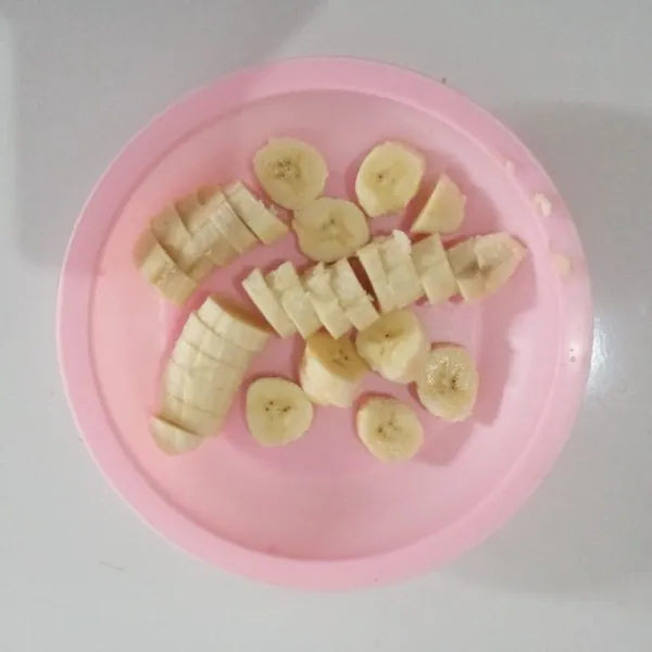 Potong pisang menjadi beberapa bagian lalu haluskan.
