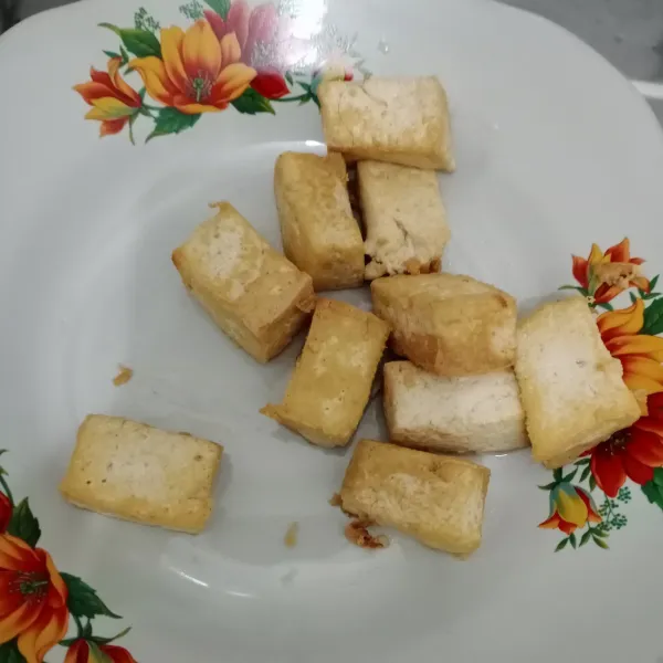 Goreng tahu, sisihkan.