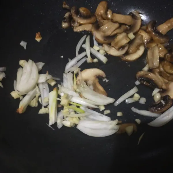 Masukkan bawang putih dan bawang bombay, masak hingga harum.