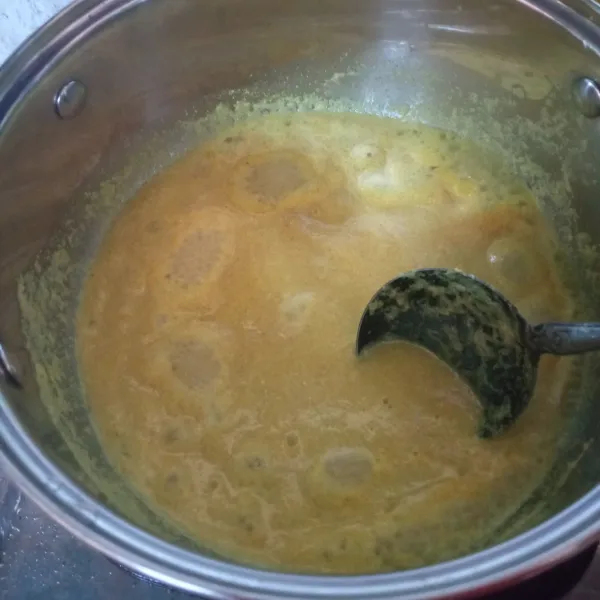 Masak bumbu halus dengan ±100 ml air di dalam panci, set ke api sedang saja. Masak hingga mendidih dan aroma bumbu keluar