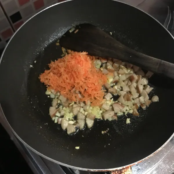 Masukan sosis dan wortel, masak sampai matang.