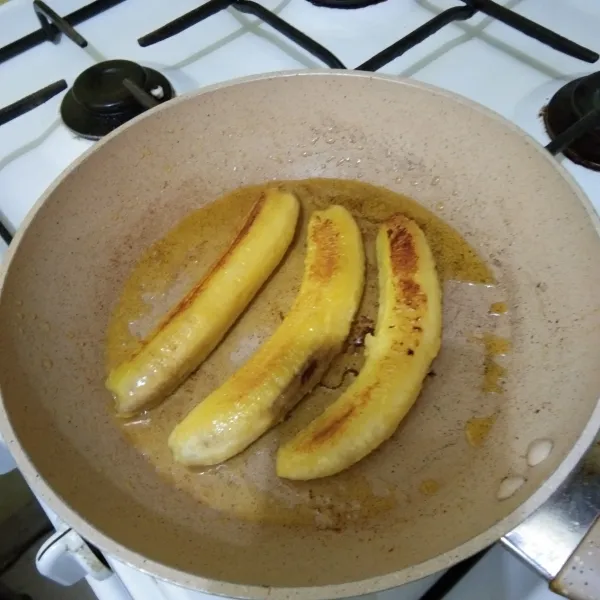 Panaskan margarin dalam teflon, tata pisang di atasnya. Masak hingga berubah warna, lalu tiriskan.