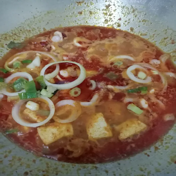 Tambahkan daun bawang dan bawang bombay. Masukkan larutan tepung maizena. Koreksi rasa, angkat dan sajikan.