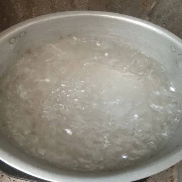 Rebus air setengah panci sedang hingga mendidih.