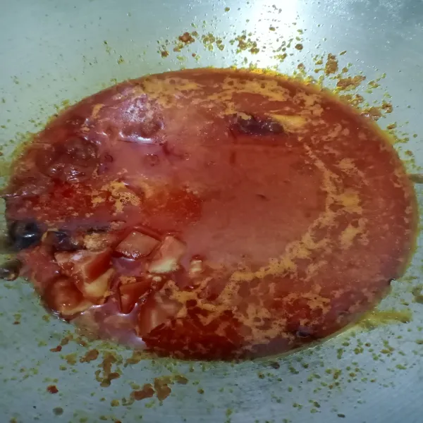 Masukkan tomat, saus sambal, saus tomat, saus tiram, garam dan kaldu bubuk. Aduk rata.