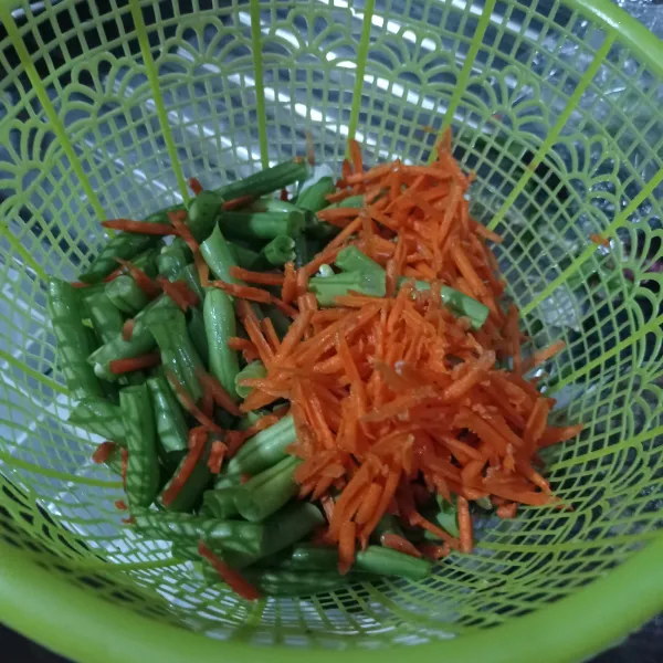 Potong buncis dan wortel sesuai selera lalu cuci sampai bersih, tiriskan.