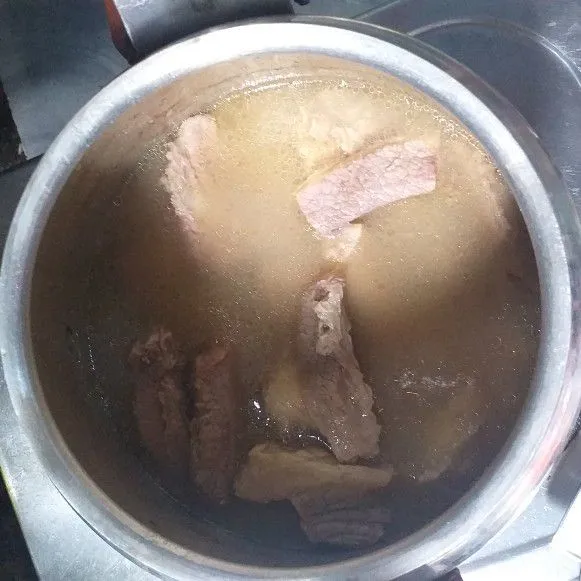 Presto daging selama 10 menit hingga empuk, angkat dan sisihkan.