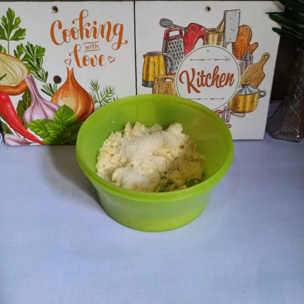 Angkat singkong dan pindahkan ke wadah lain, kemudian haluskan.