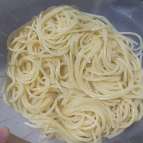 Didihkan air, rebus spagetti dengan 1 sdm minyak dan 1 sdt garam halus hingga aldente. Tiriskan, siram air dingin lalu tiriskan lagi. Sisihkan dulu.