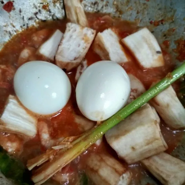 Tambahkan air, gula, dan garam, cicipi rasanya. Jika sudah pas rasanya, tambahkan telur rebus dan potongan terong, masak hingga terong empuk dan meresap bumbu.